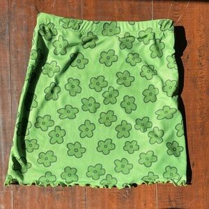 Super cute green mini skirt with flowers 💚